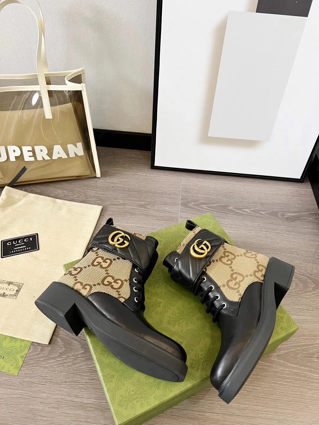 👟👟Ex-factory price 560👟👟 Autumn and winter GUCCI double G ankle boots original model opening✅ Full oil edges and metal chain details, a pull strap at the back for easy putting on and taking off, elastic design on both sides, full of high-end sense [strong] Fabric: cowhide🐂 Inner/foot pads: high-end cowhide🐂 Little Bee GUCCI TPU outsole Heel height 4cm Color: black Code number: 35-41 (41 needs to be customized) Packaging: Comes with card and cloth bag.